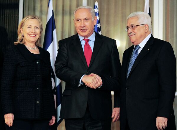 Премьер-министра Израиля Биньямин Нетаньяху, глава ПНА Махмуд Аббас и госсекретарь США Хилари Клинтон после третьего раунда переговоров