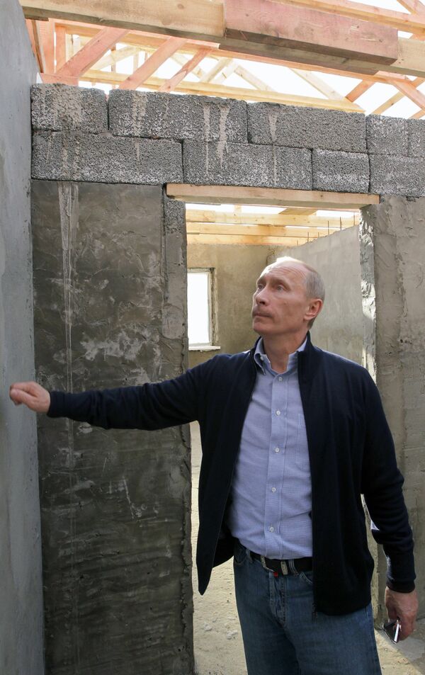 Премьер-министр РФ Владимир Путин в деревне Иватино. Архив