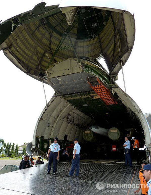 Российский транспортный самолет Ан-124 доставил на базу ВВС Индонезии Султан Хасануддин в городе Макассар (провинция Южный Сулавеси) два истребителя Су-27СКМ