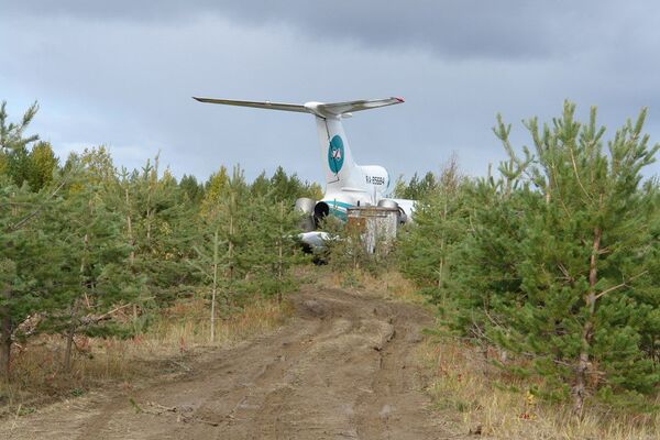 Аварийный самолет Ту-154 после экстренной посадки на аэродроме в Коми