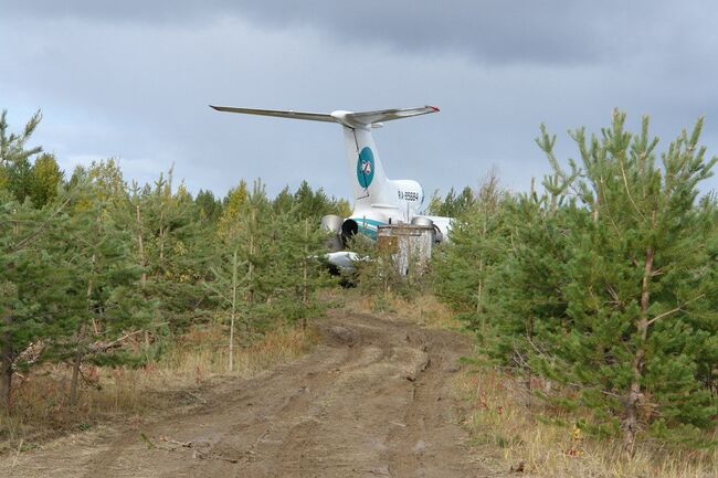 Аварийный самолет Ту-154 после экстренной посадки на аэродроме в Коми