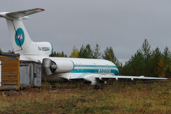 Аварийный самолет Ту-154 после экстренной посадки на аэродроме в Коми