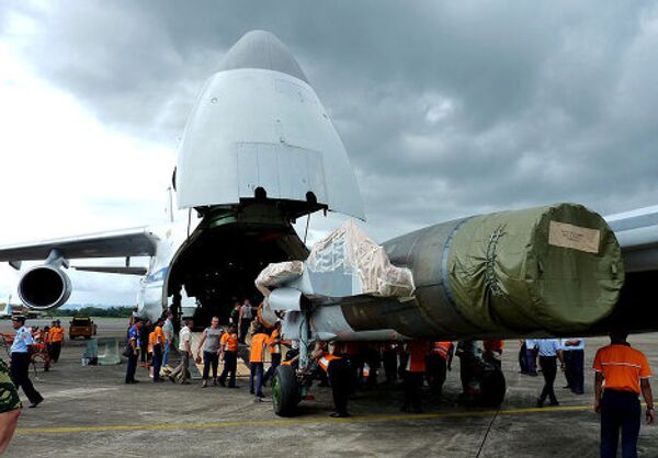 Российский транспортный самолет Ан-124 доставил на базу ВВС Индонезии Султан Хасануддин в городе Макассар (провинция Южный Сулавеси) два истребителя Су-27СКМ