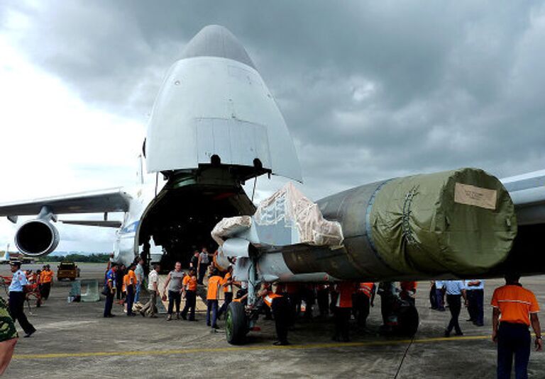 Российский транспортный самолет Ан-124 доставил на базу ВВС Индонезии Султан Хасануддин в городе Макассар (провинция Южный Сулавеси) два истребителя Су-27СКМ