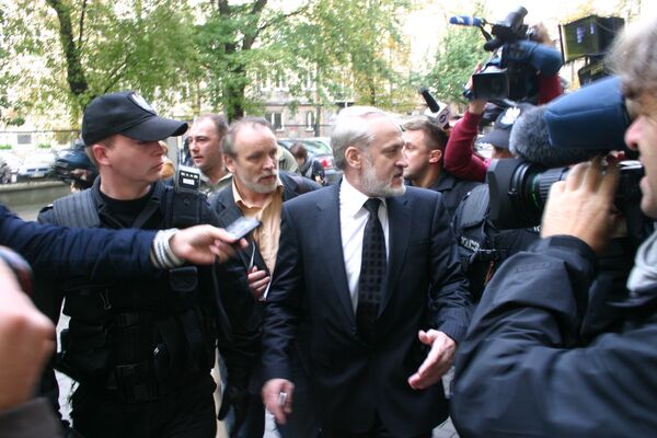 Полиция Польши доставила Ахмеда Закаева в Окружную прокуратуру в Варшаве