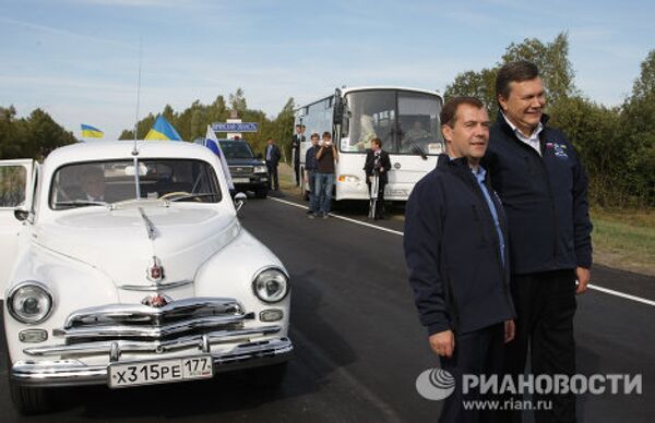 Президенты России и Украины Д.Медведев и В.Янукович приняли участие в этапе автопробега Петербург-Киев