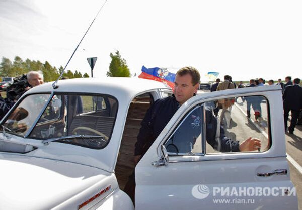 Президент России Д.Медведев принял участие в этапе автопробега Петербург-Киев