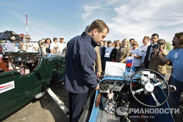 Президенты России и Украины Д.Медведев принял участие в этапе автопробега Санкт-Петербург - Киев