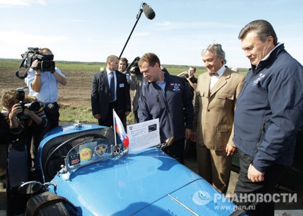 Президенты России и Украины Д.Медведев и В.Янукович приняли участие в этапе автопробега Санкт-Петербург - Киев