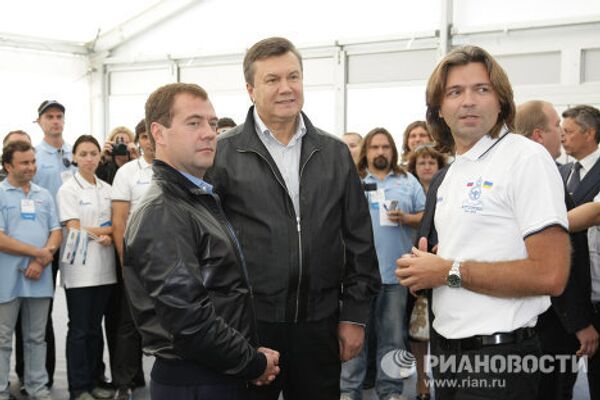 Президенты России и Украины Д.Медведев и В.Янукович приняли участие в этапе автопробега Санкт-Петербург - Киев
