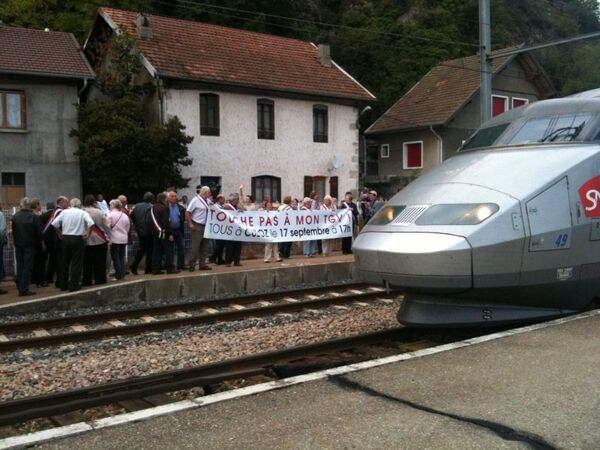 Жители города Кюлос перекрыли железнодорожные пути в знак протеста против закрытия станции скоростного поезда TGV