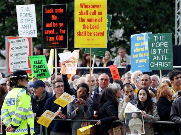 Протесты в Великобритании против визита Папы Римского Бенедикта XVI