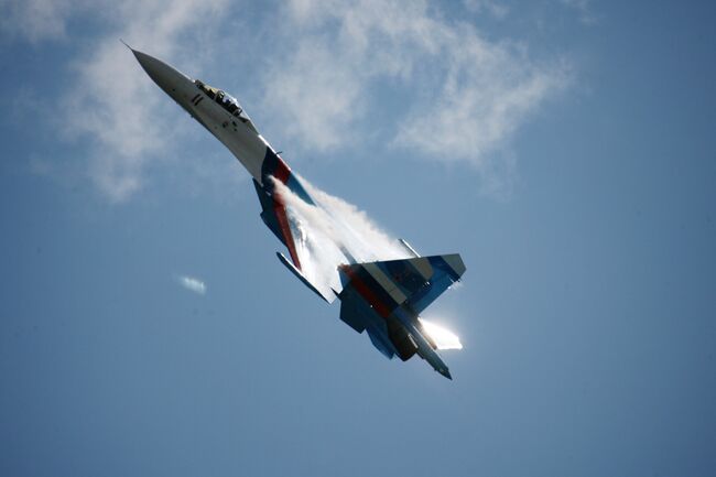 Самолет-истребитель Су-27. Архив