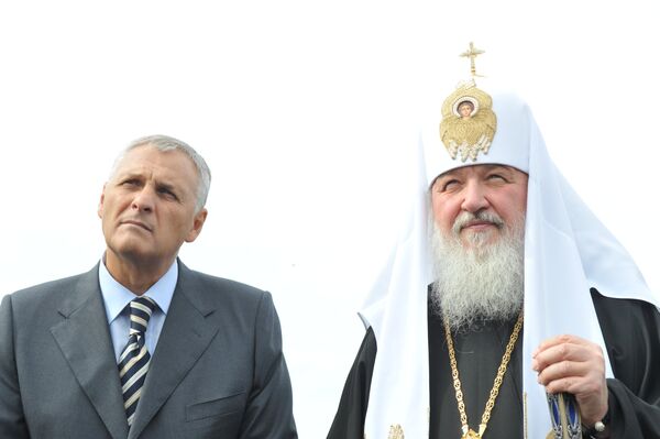 Губернатор Сахалинской области Александр Хорошавин и Патриарх Кирилл (слева направо) в аэропорту Южно-Сахалинска