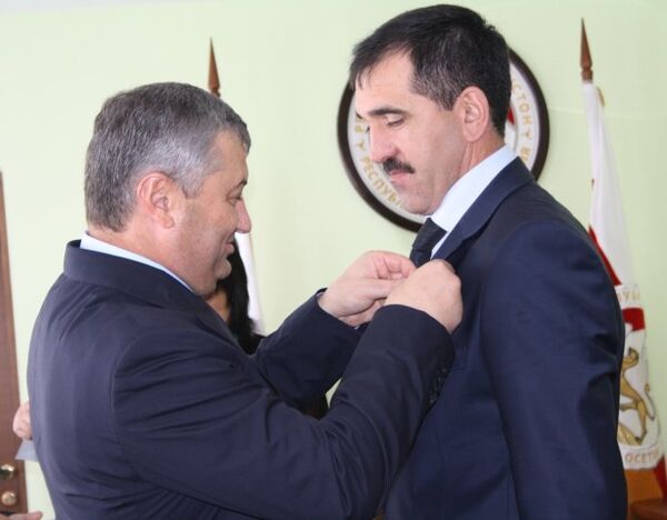 Президент Южной Осетии Эдуард Кокойты награждает президента Ингушетии Юнус - Бека Евкурова медалью