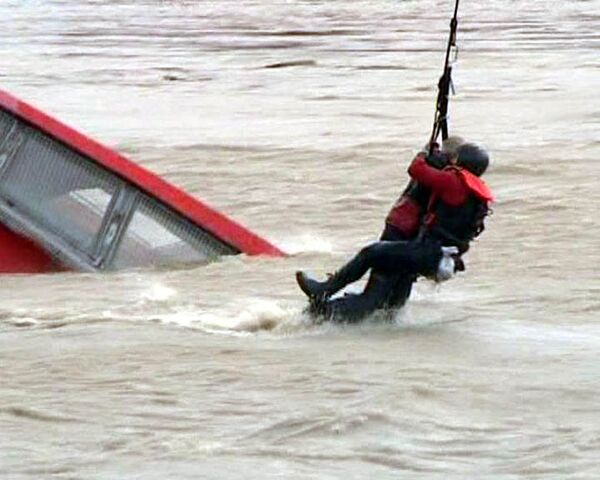 Мужчину спасли с лодки за сеунду до того, как она ушла под воду