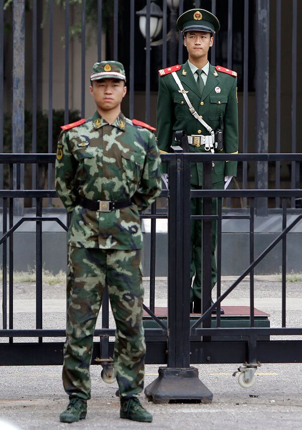 Полицейские рядом со зданием посольства Японии в Пекине