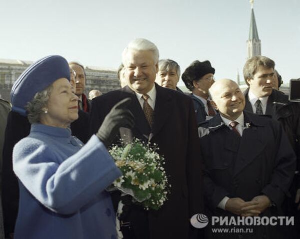 Ельцин, Лужков и Елизавета II беседуют на Красной площади