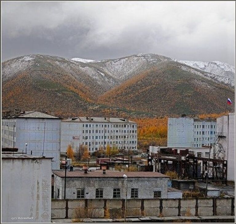 Снег в поселке Ягодное Магаданской области