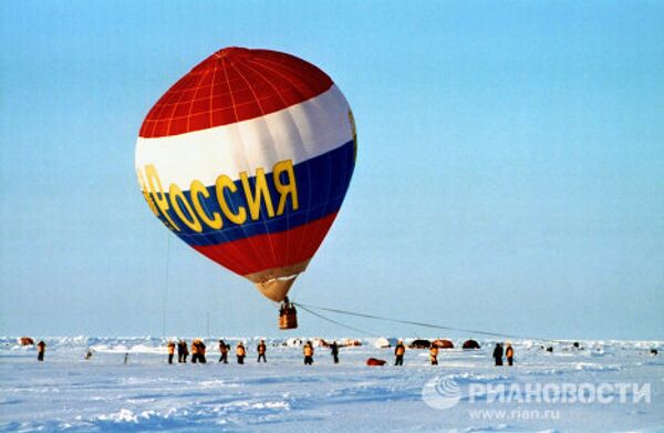 Экспедиция на Северный Полюс с участием туристов. Полет над торосами на воздушном шаре