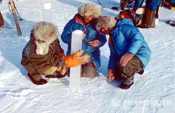 Участники арктической экспедиции Комсомольской правды изучают дрейфующие льды