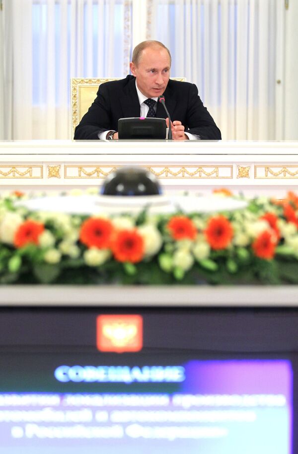 Премьер-министр РФ Владимир Путин на совещании по автопрому