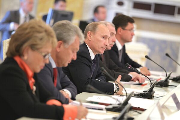 Премьер-министр РФ Владимир Путин провел совещание по автопрому в Санкт-Петербурге
