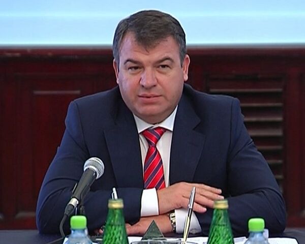 Сердюков пообещал солдатам-срочникам час отдыха после обеда 