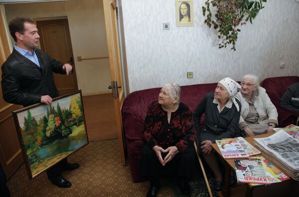 Президент РФ Дмитрий Медведев во время посещения Курского пансионата ветеранов войны и труда. Архив