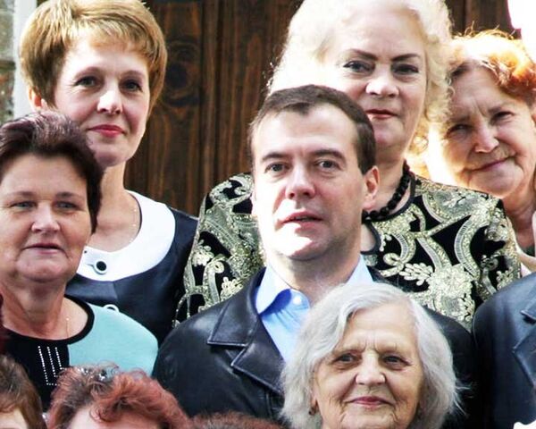 Медведев побывал на родине деда и подарил пенсионерам автобус
