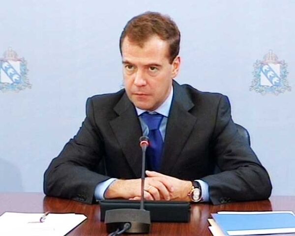 Медведев призвал создавать условия для трудоустройства пенсионеров