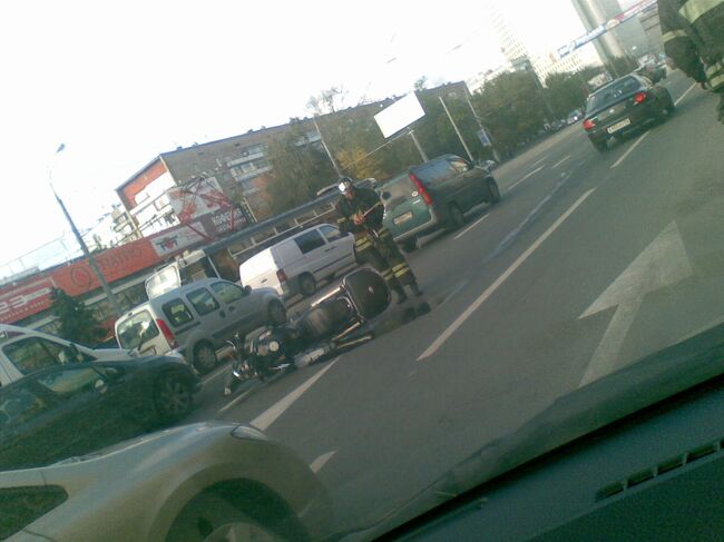 Мотоциклист столкнулся с автомобилем в Москве 