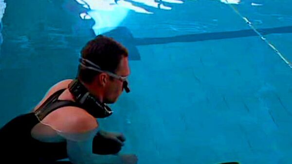 Новозеландец проплыл под водой 265 метров на одном дыхании