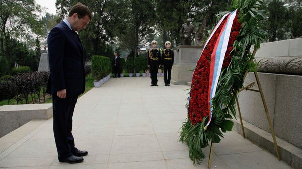 Президент России Дмитрий Медведев во время посещения кладбища соотечественников, погибших в ходе военных действий в г. Люйшунь (бывший Порт-Артур)