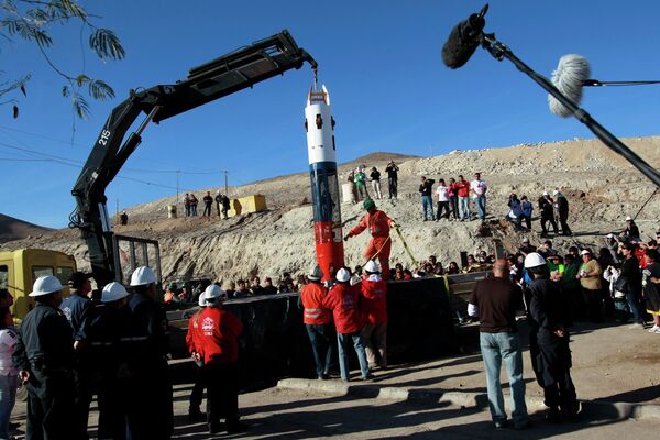 Работы по подготовке спасательной капсулы для горняков, заблокированных в шахте в Чили