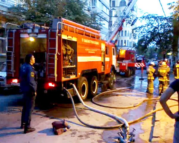 Пожар уничтожил всю кровлю четырехэтажного жилого дома в Ростове