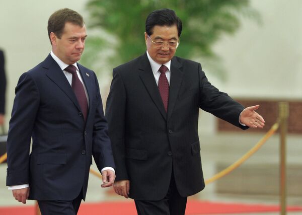 Президент РФ Дмитрий Медведев во время официальной церемонии встречи председателем КНР Ху Цзиньтао