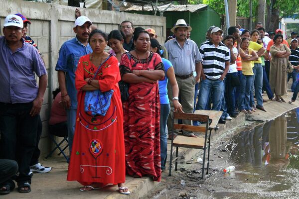 Голосование на избирательном участке в Венесуэле, где проходят парламентские выборы