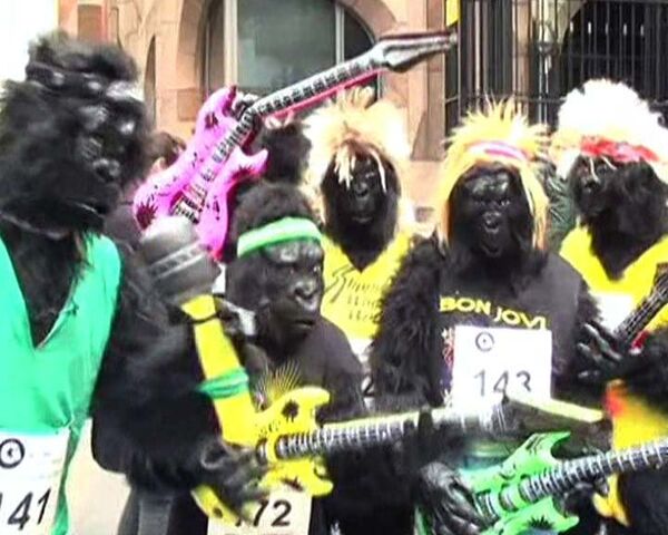 Сотни людей в костюмах горилл пробежались по улицам Лондона