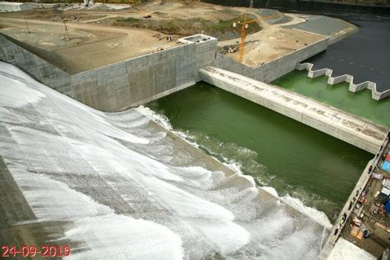 Испытания берегового водосброса на СШГЭС