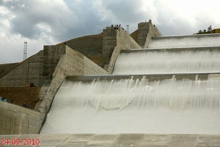 Испытания берегового водосброса на СШГЭС