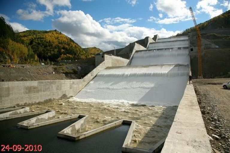 Испытания берегового водосброса на СШГЭС