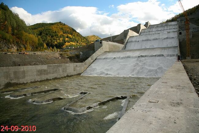 Испытания берегового водосброса на СШГЭС