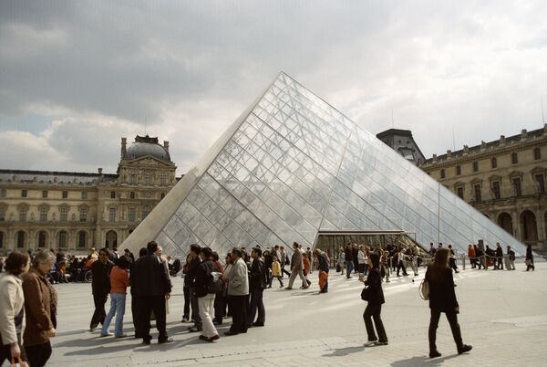 Стеклянная пирамида над входом в Лувр. Архив