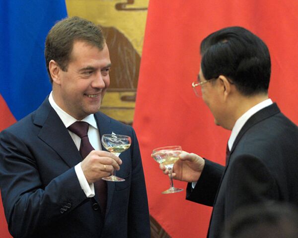 Медведев и Ху Цзиньтао обмыли новый нефтепровод шампанским