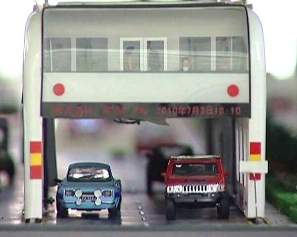 Китайский автобус со встроенным тоннелем победит пробки
