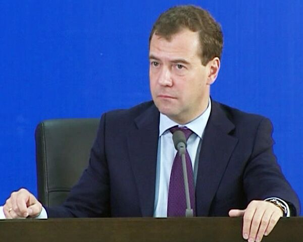 Не владеющие компьютером чиновники слепые или глухие - Медведев