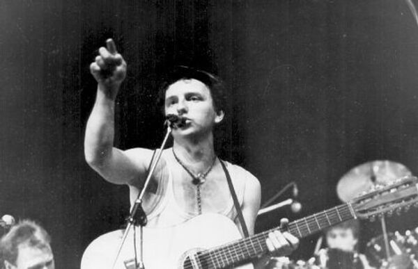 Владимир Шахрин на концерте. 1987 год