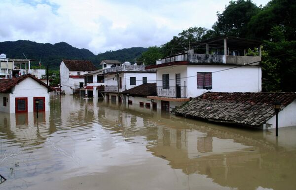 Более 300 домов разрушены вызванным дождями оползнем в городе Санта-Мария-Тлауитольтепек