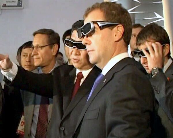  Медведев на ЭКСПО-2010 увидел олимпийский Сочи в 3D-формате